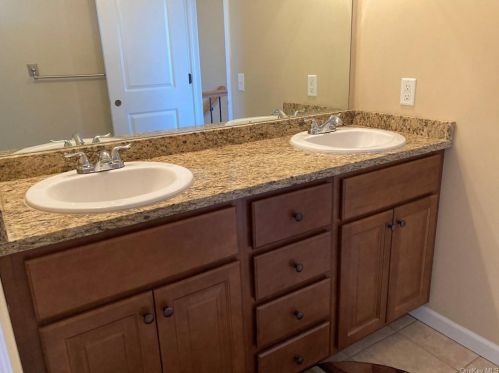 8 Summit Dr, Marlborough NY  12542-6408 exterior