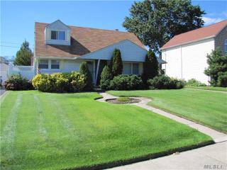 22 Phyllis Dr, Bethpage, NY 11714-6015