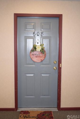 608 Chester Ct, Helmetta, NJ 08828-1132