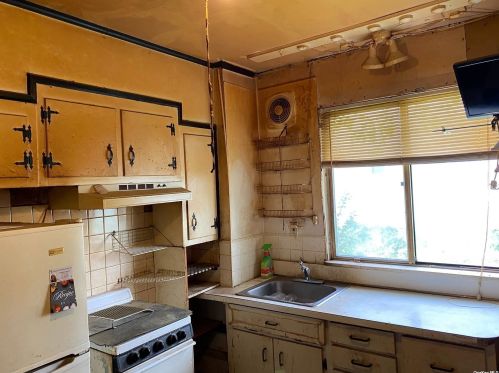 146 Stone St, Floral Park NY  11003-2238 exterior