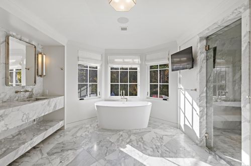 70 Bacon Rd, Westbury NY  11568-1503 exterior