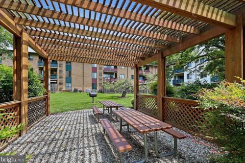 2843 Windsor Dr, Falls Church VA  22042-2843 exterior