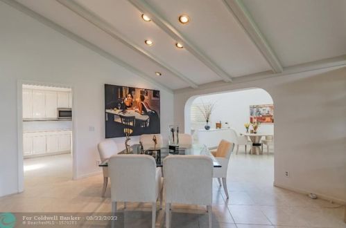 28 Glens Dr, Boynton Beach FL  33436-6207 exterior