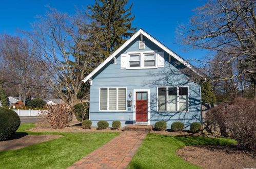 18 Luther Pl, Huntington Station, NY 11746-2946