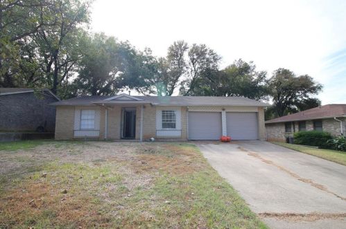 801 Janann St, Euless, TX 76039-2517