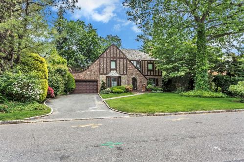 7 Parkside Dr, Great Neck, NY 11021-1042
