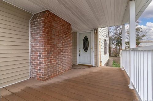 18 Phillips St, United States Coast Guard Ac CT  06320-2619 exterior