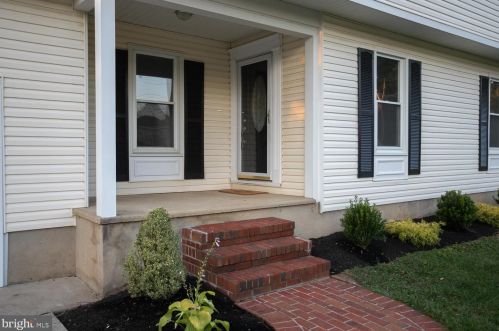 4 Locust Ave, Columbus NJ  08022-9504 exterior