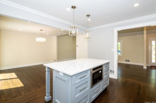 73 Rolling Way, New Rochelle NY  10804-2405 exterior