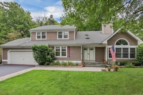 12 Quail Hollow Rd, Crotonville, NY 10562-2545