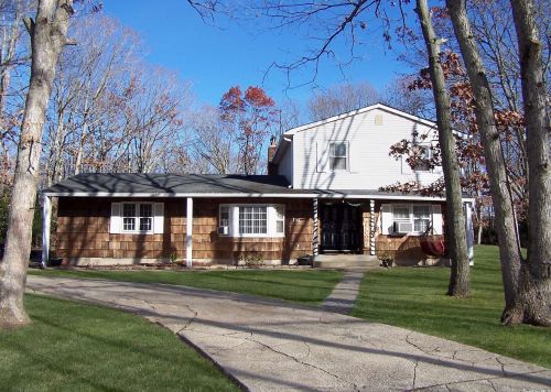 153 Miller Place Rd, Miller Place, NY 11764-2807