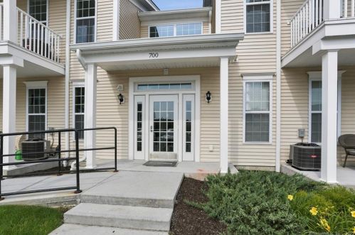724 Center Meadow Ln, Danbury, CT 06810