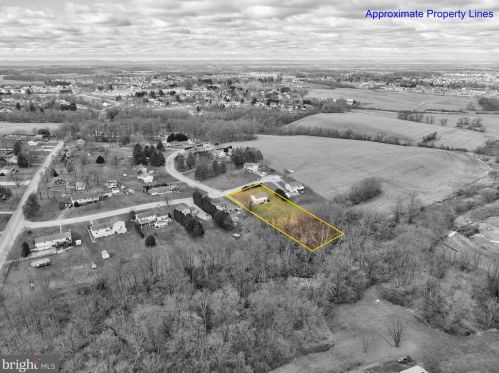 57 Panorama Ln, Hanover PA  17331-8410 exterior
