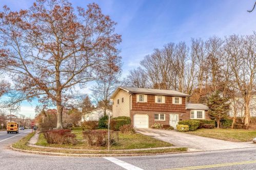 1 Gloucester Dr, Wheatley Heights, NY 11798-1207