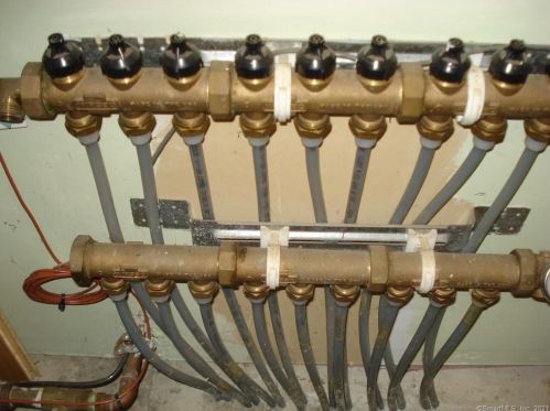 4 Arrowhead Dr, Norwich CT  06360-6480 exterior