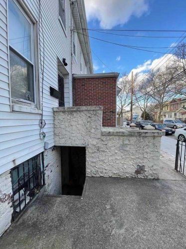 90-16 80th St, Jamaica, NY 11421-1106