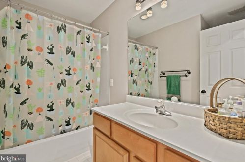 526 Beauregard Dr, Leesburg VA 20175-8924 exterior