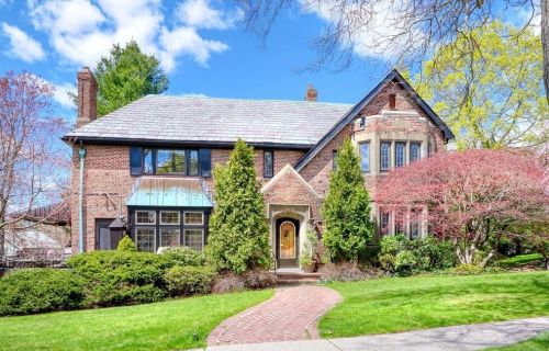 85 Willard Rd, Brookline, MA 02445-4129