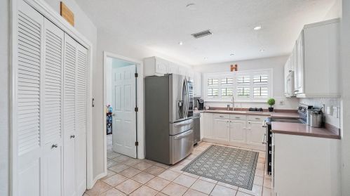 5904 Bayview Cir, Saint Petersburg FL  33707-3930 exterior