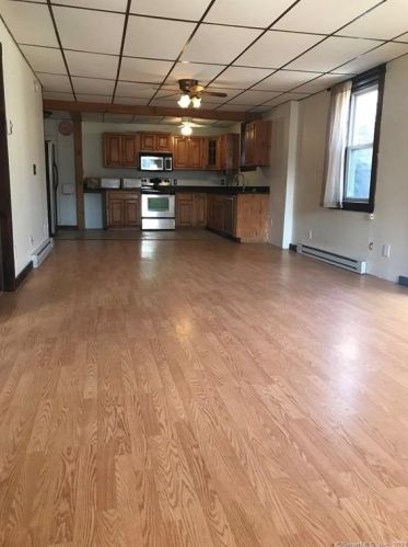 1 Main St, Moosup, CT 06354-2216