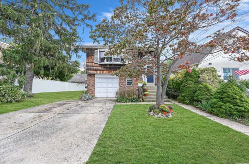 458 Pecan St, North Lindenhurst, NY 11757-4710