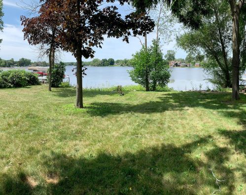 841 Shore Dr, Hubertus, WI 53033-9536