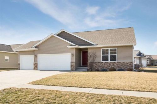 801 Raymond Dr, Twin View Heights, IA 52333-4701
