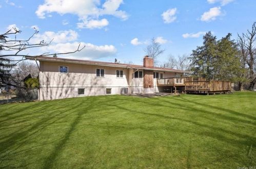 8 Plainview Ct, Congers, NY 10920-2611
