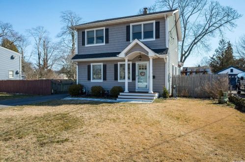 23 Bayview Ave, Bay Port, NY 11705-2109
