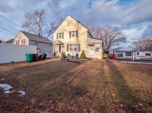 591 6th Ave, Woonsocket, RI 02895-2827