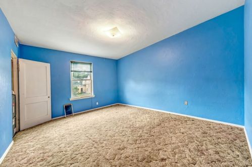 1025 Chartiers Ave, Pittsburgh PA  15220-4852 exterior