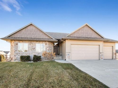 321 Blazing Star Ct, Fairfax, IA 52228-4000