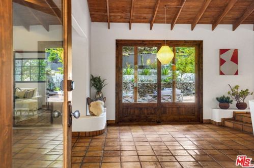 1719 Oak Dr, Topanga CA  90290-4025 exterior