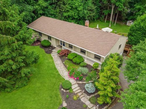 2 Old Farm Ct, West Nyack NY  10994-1210 exterior