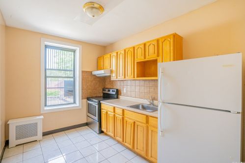 88-07 Jamaica Ave, Jamaica, NY 11421-1846