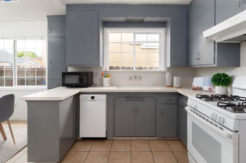 1451 Havenscourt Blvd, Oakland CA  94621-3627 exterior