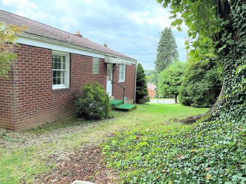 200 Paul Dr, New Kensington, PA 15068-2907