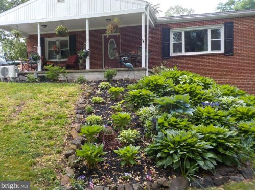 1431 Fieldstone Ln, Water Gap, PA 17018-9777