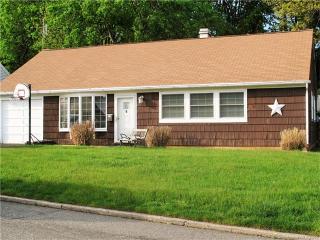 17 Sparrowbush Ln, Milford, CT 06460-6918