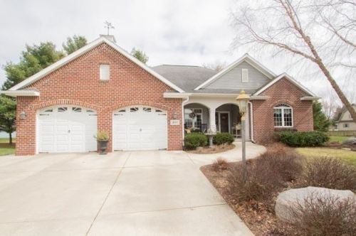 801 Cherokee Ct, Watertown, WI 53094-6071