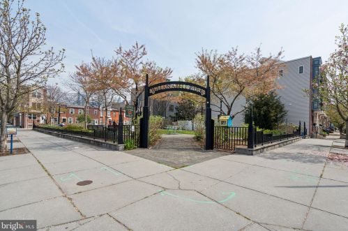 2113 Carpenter St, Philadelphia PA 19146-2515 exterior