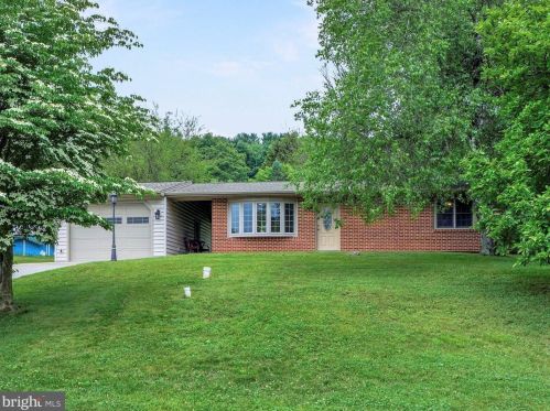 5 Vernon Ave, Primrose, PA 17901-8224