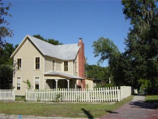 105 Mary St, Eustis, FL 32726-3657