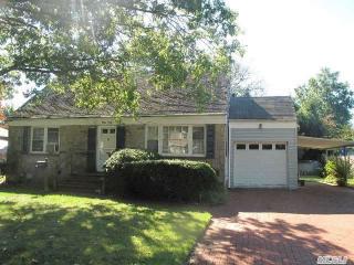 54 Aspinwall St, Westbury, NY 11590-2916