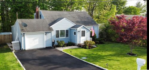 62 Magerus St, Huntington Station, NY 11746-3840