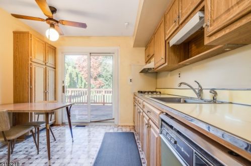 5 Hillside Dr, Clinton NJ 08809-1213 exterior