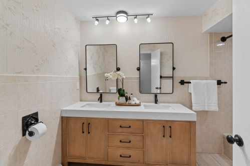 2414 Lagoon Ct, Thiensville WI  53092-5549 exterior