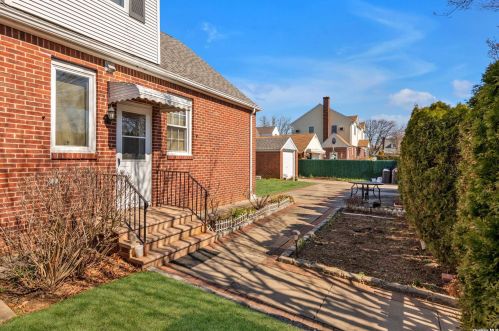 42 Stephen Ave, New Hyde Park, NY 11040-3131