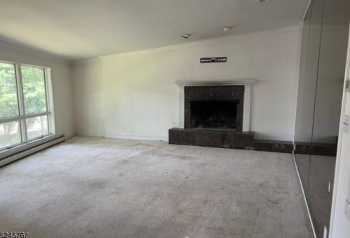 15 Elizabeth Ln, West Paterson, NJ 07424-3278