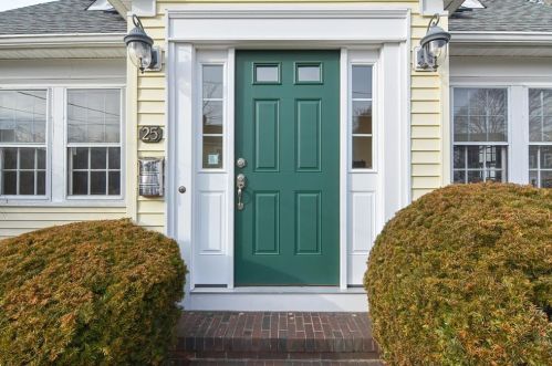 25 Hartford Pl, Warwick, RI 02888-2931